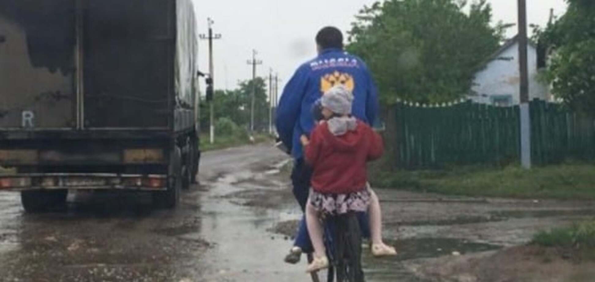 Возбудитель ваты: по Одесчине селяне рассекают на велосипедах в куртке с надписью 'Россия'. Фотофакт