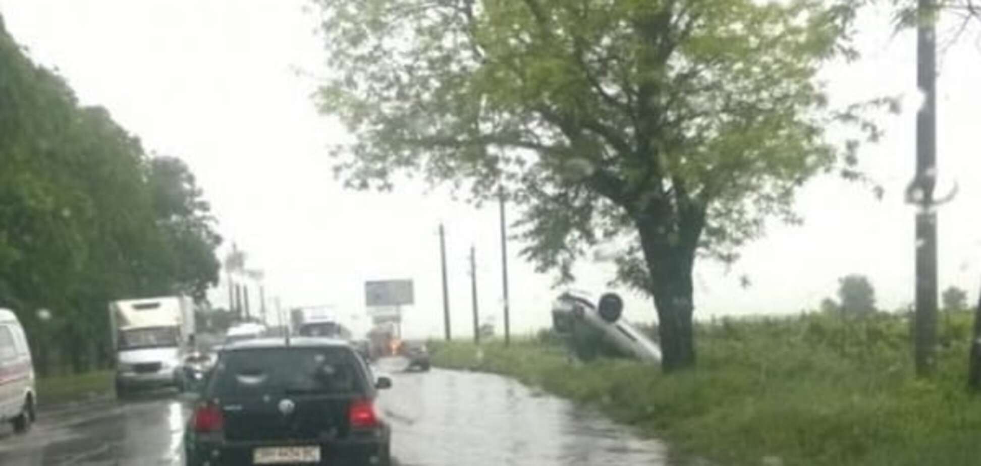 Масштабные ДТП в Одессе: один автомобиль перевернулся в кювет, еще четыре разбиты. Фото