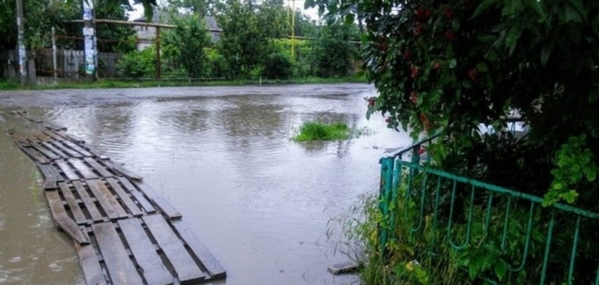 Ливень в Одессе затопил дороги и остановил трамваи. Фото