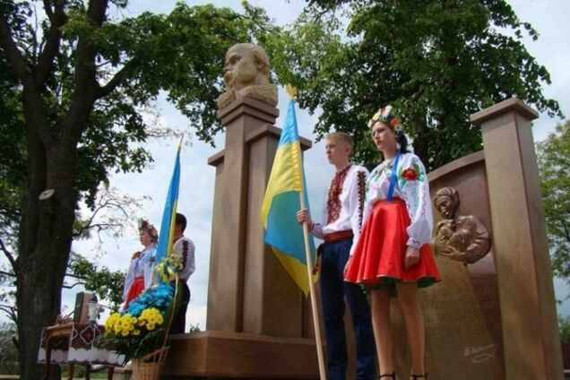 На Тернопільщині відкрили пам’ятник Шевченку, який перебував у підпіллі. Фото