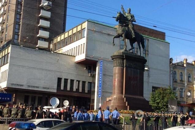 Памятник Щорсу