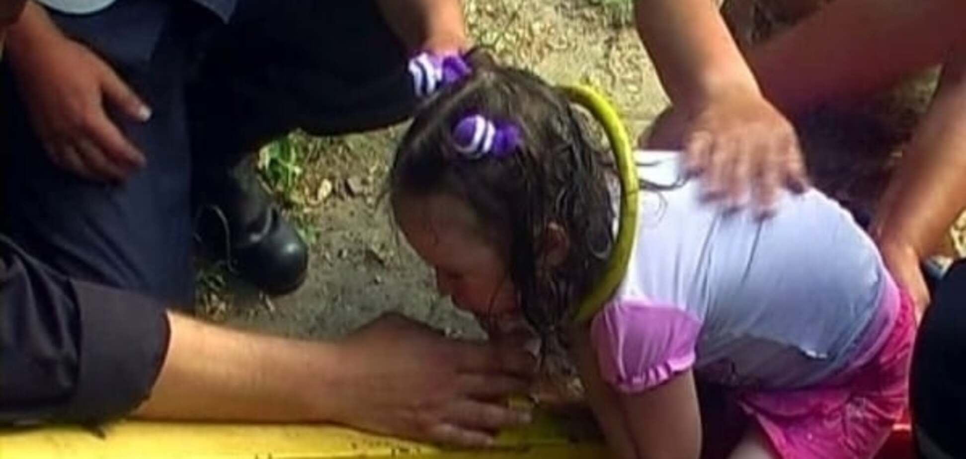 В Павлограде спасли девочку, застрявшую головой в качели. Фото