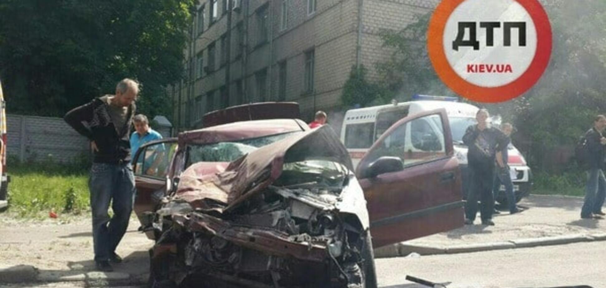 В Киеве произошло масштабное ДТП: 'Опель' врезался в маршрутку. Опубликованы фото