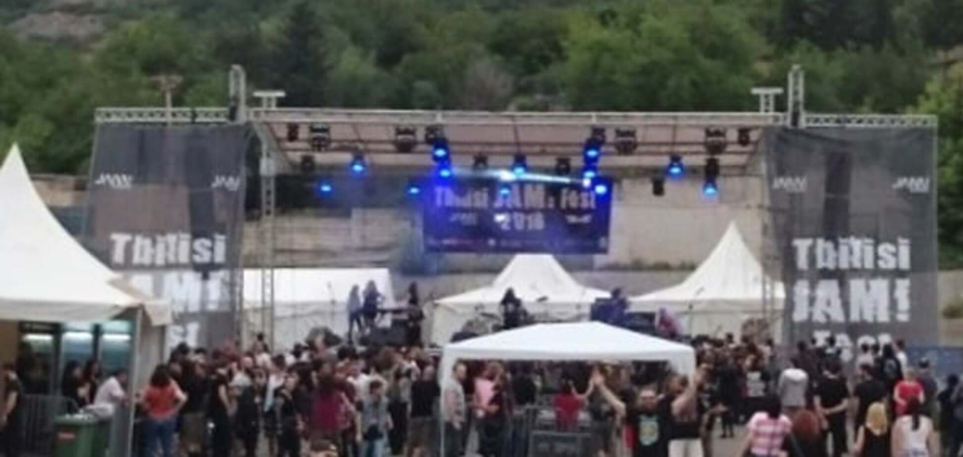 Потому что рядом кладбище: в Грузии священники сорвали рок-фестиваль