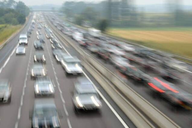 Во Франции обстреляли автобус с туристами: среди раненых ребенок