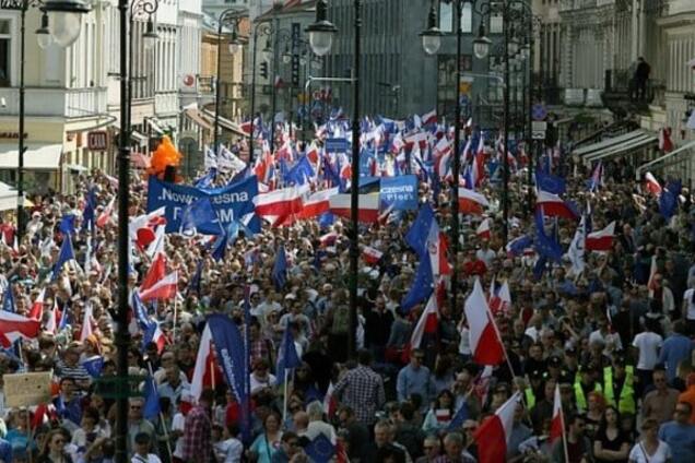 Поляки виходять на масові акції протесту