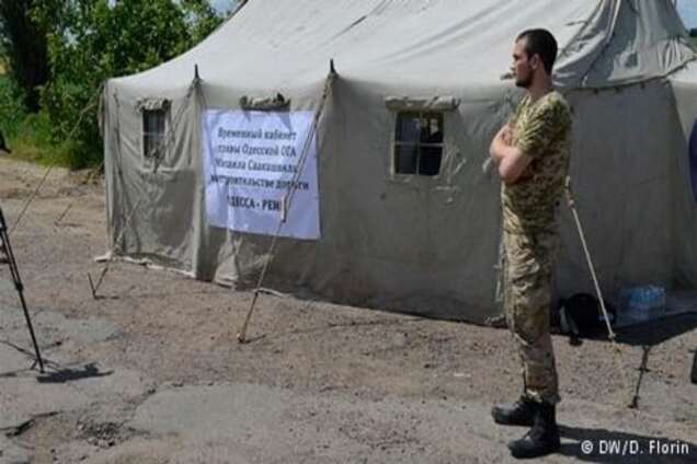 Саакашвілі переніс свій робочий кабінет у намет на узбіччі траси Одеса-Рені