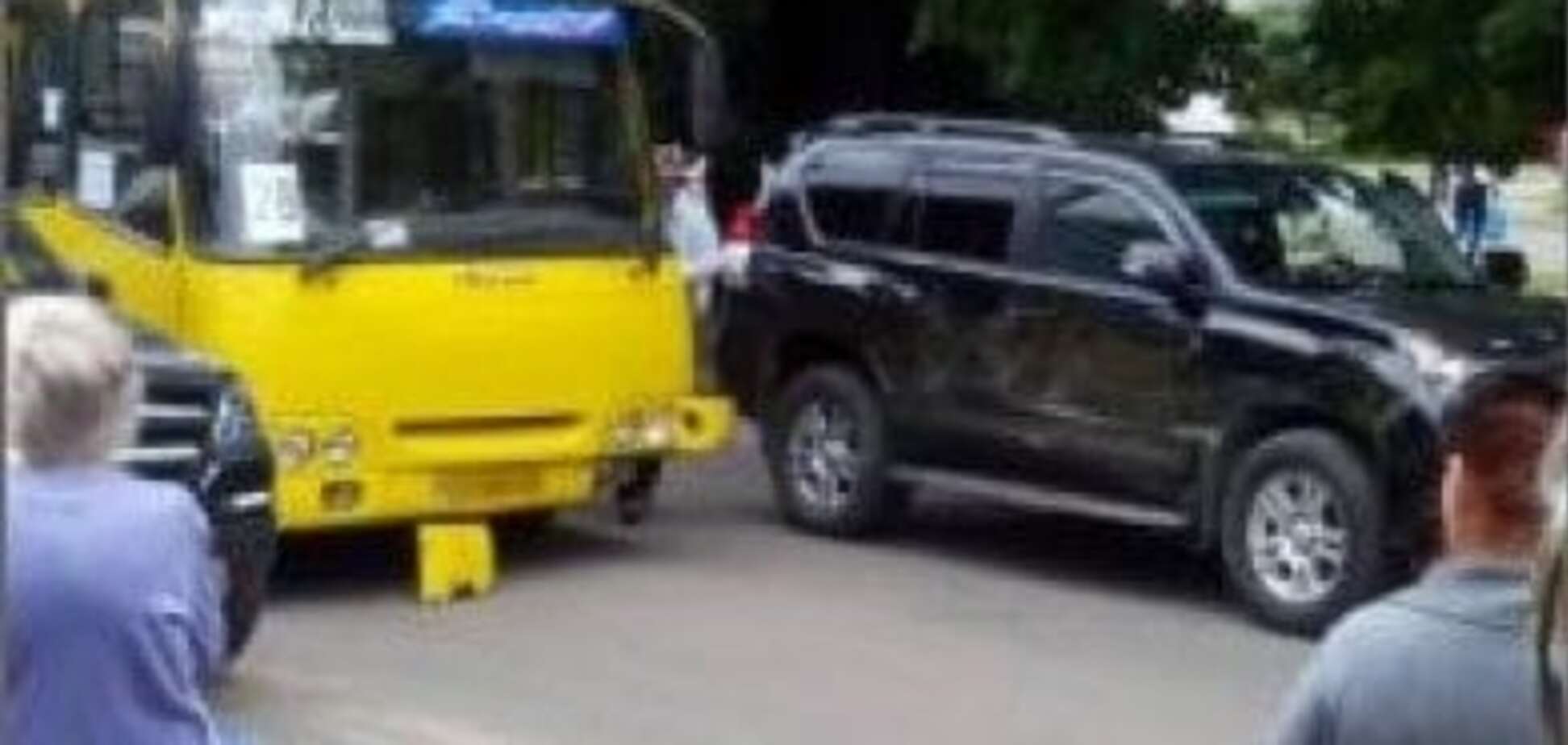 У Черкасах джип протаранив маршрутку