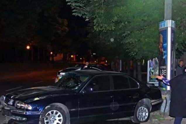 Ужасное ДТП в Днепре: BMW врезалось на тротуаре в дерево и сбило мужчину. Двое погибших. Фото и видео