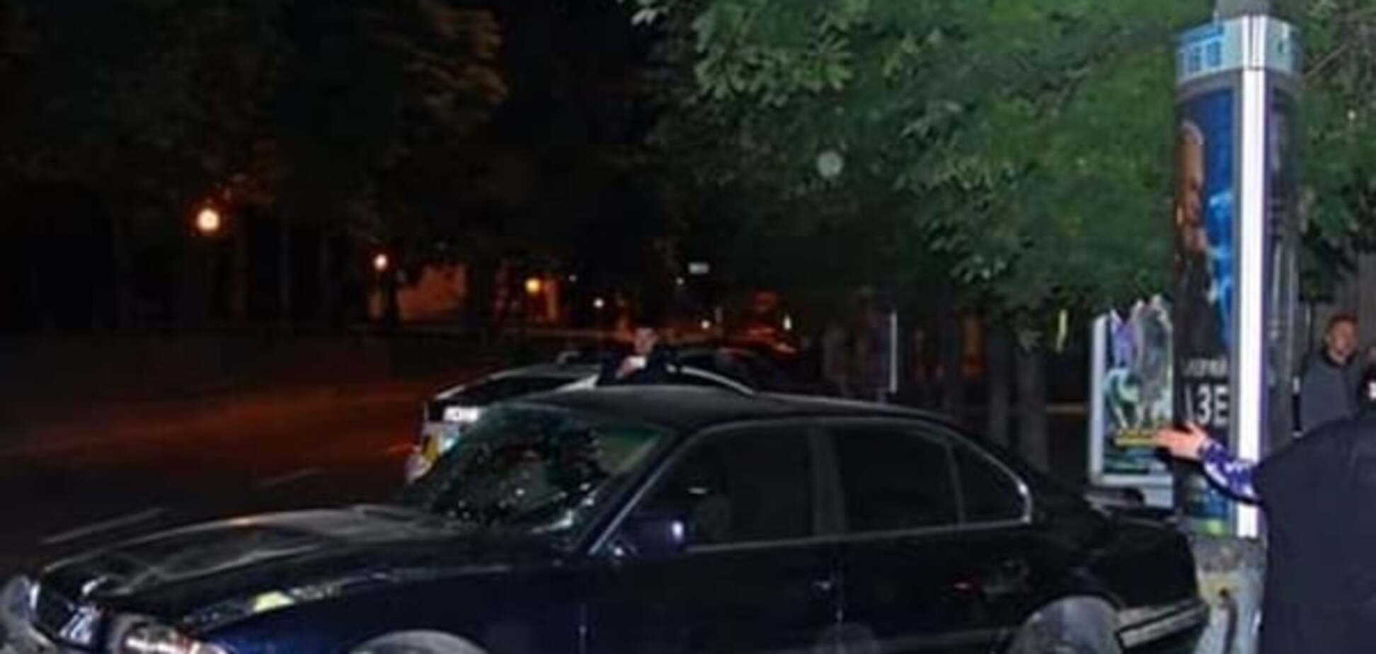 Ужасное ДТП в Днепре: BMW врезалось на тротуаре в дерево и сбило мужчину. Двое погибших. Фото и видео