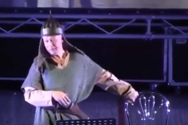 Михайло Єфремов у лицарських обладунках зачитав новий вірш про л*йно