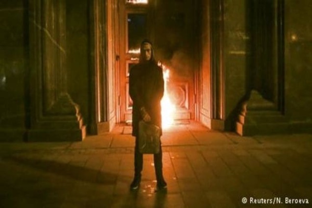 Російський суд постановив оштрафувати митця Павленського за підпал дверей ФСБ