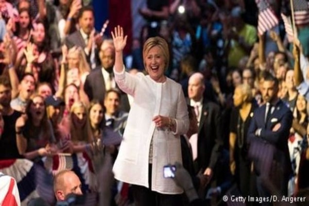 Клінтон перемагає на праймеріз у Каліфорнії