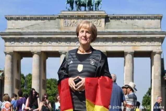 Німецьку канцлерку одягнули в футбольну форму