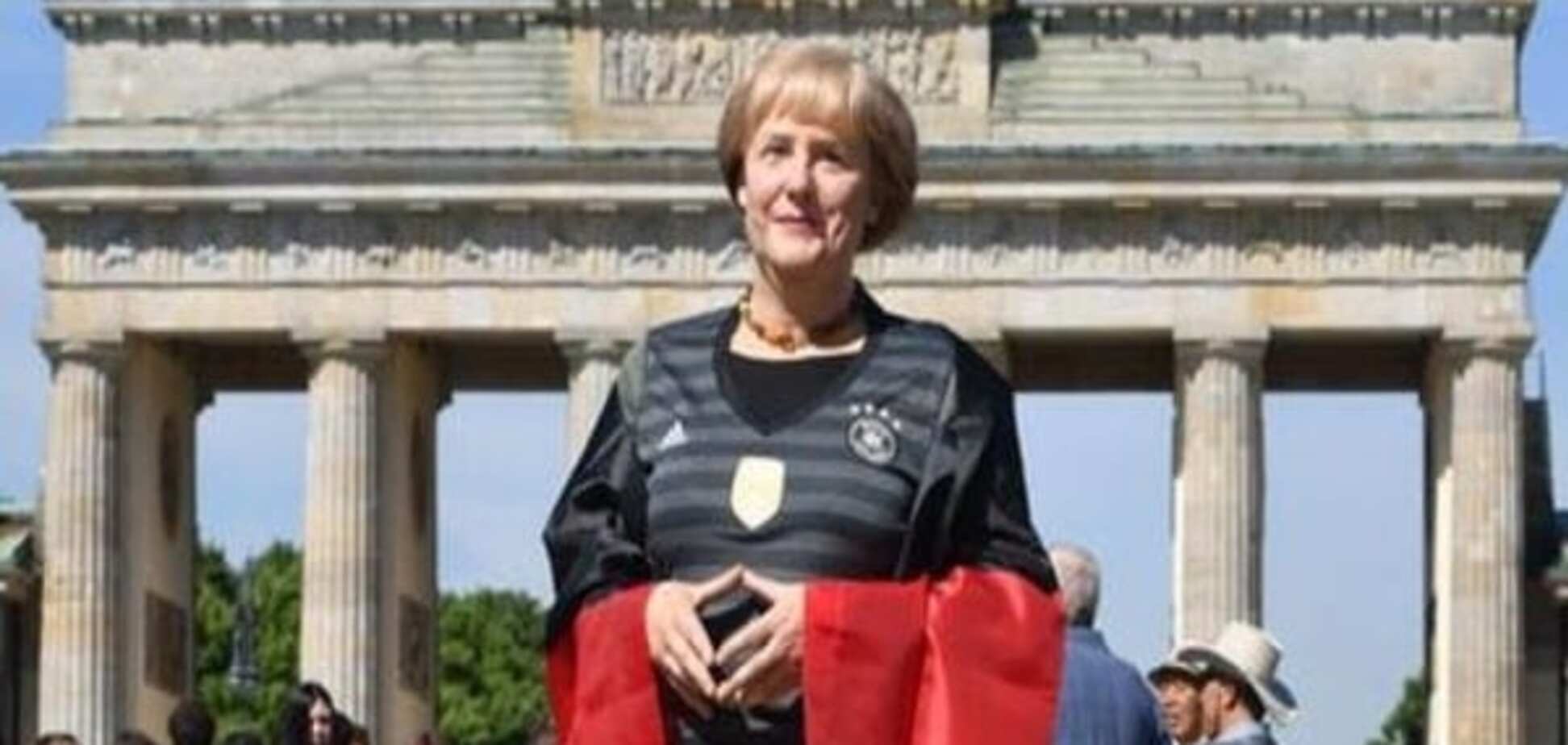Німецьку канцлерку одягнули в футбольну форму