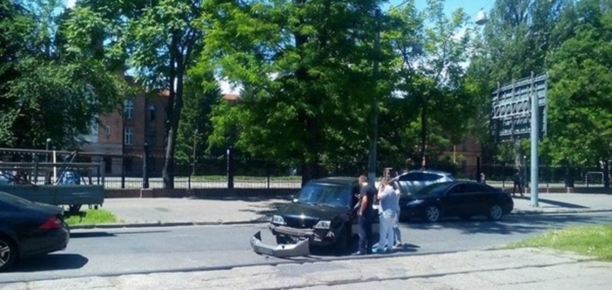 'Ищите женщину': в Одессе 'Мерседес' вылетел на рельсы и остановил трамваи. Фото