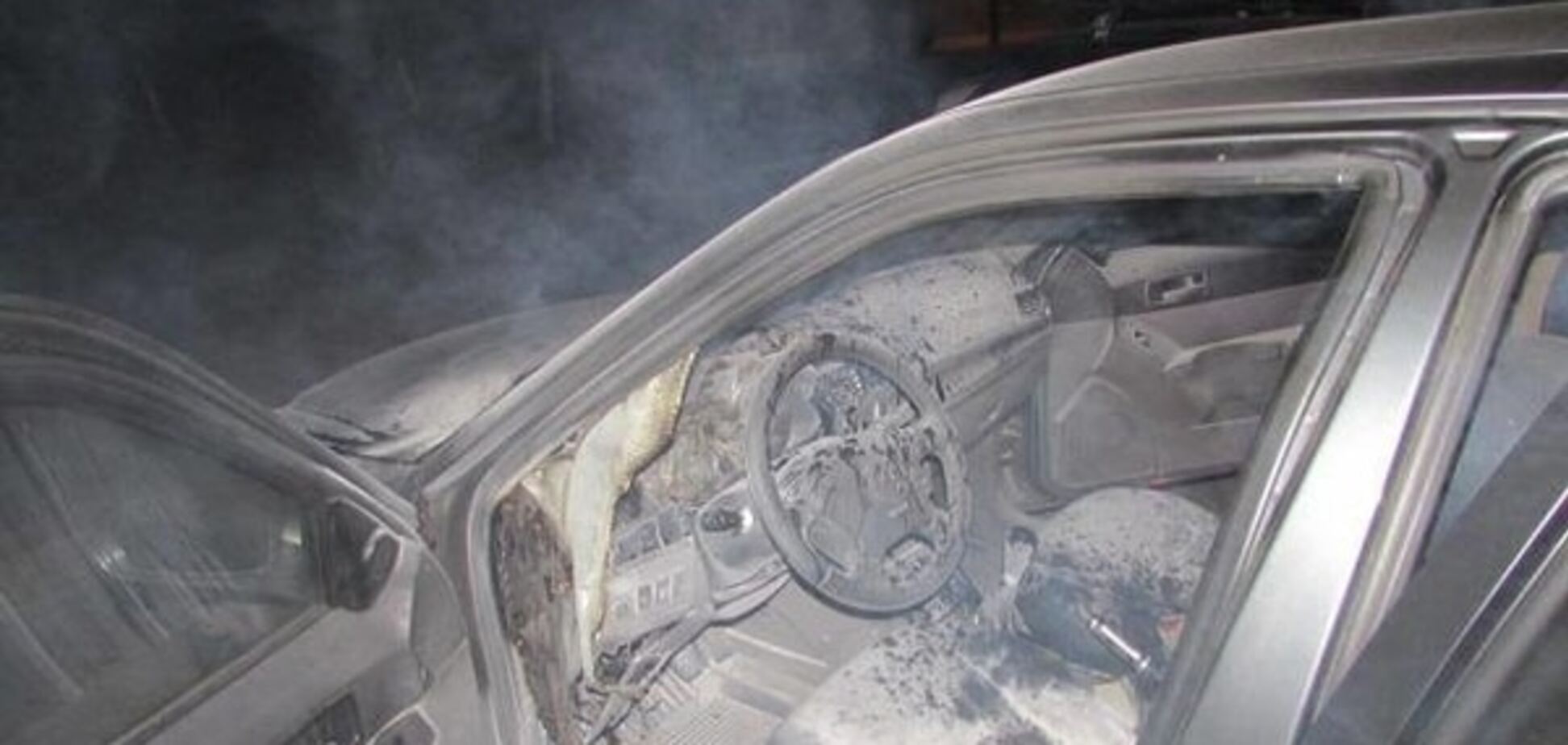 Насолив: на Рівненщині підпалили авто журналіста. Фото