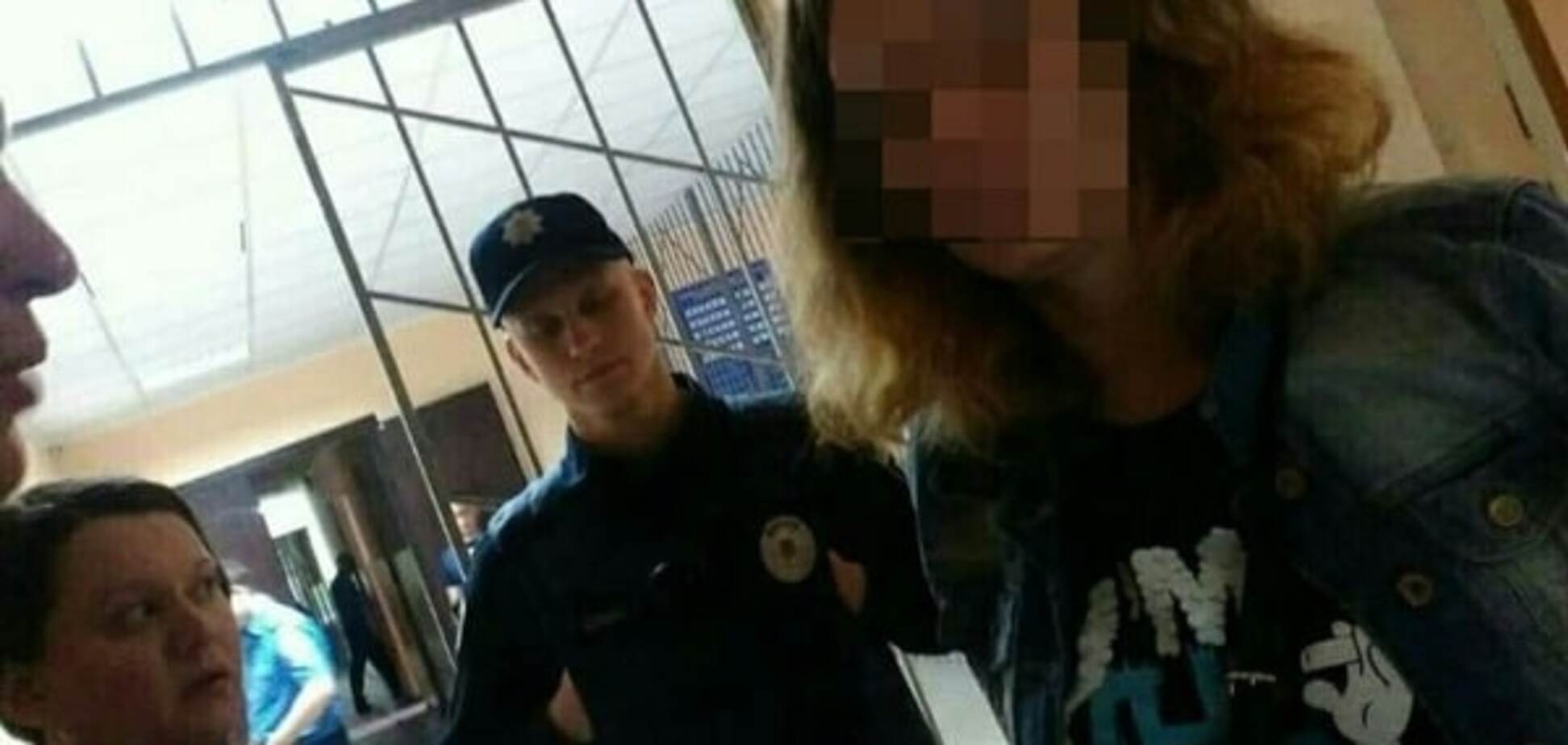 Грозила родственником в полиции: в Днепре задержали женщину, которая завязала драку с 'копами'. Фото