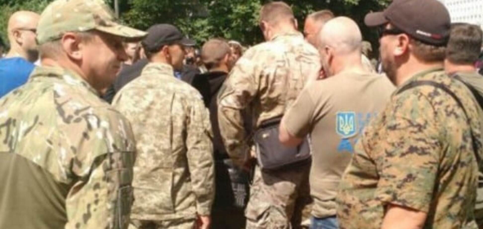 В Киеве ветераны АТО освистали участников 'антитрухановского' майдана: фоторепортаж