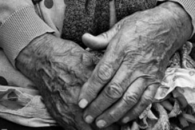 Три дня без еды и воды: в Одессе внучка издевалась над 89-летней бабушкой