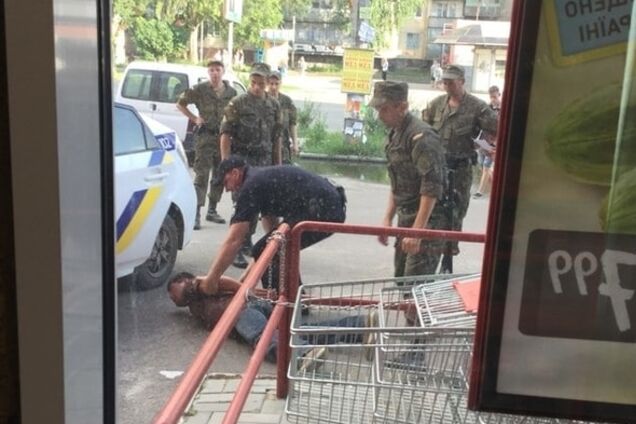 В Херсоне полицейские и бойцы Нацгвардии задержали буйного пьяного, который бросался на медиков. Фото