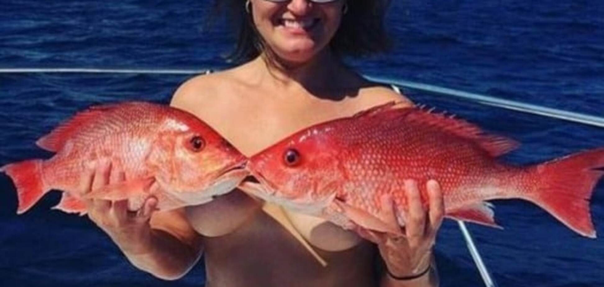 В соцсетях набирает популярность новый безумный флешмоб: прикрой грудь рыбой. Фото
