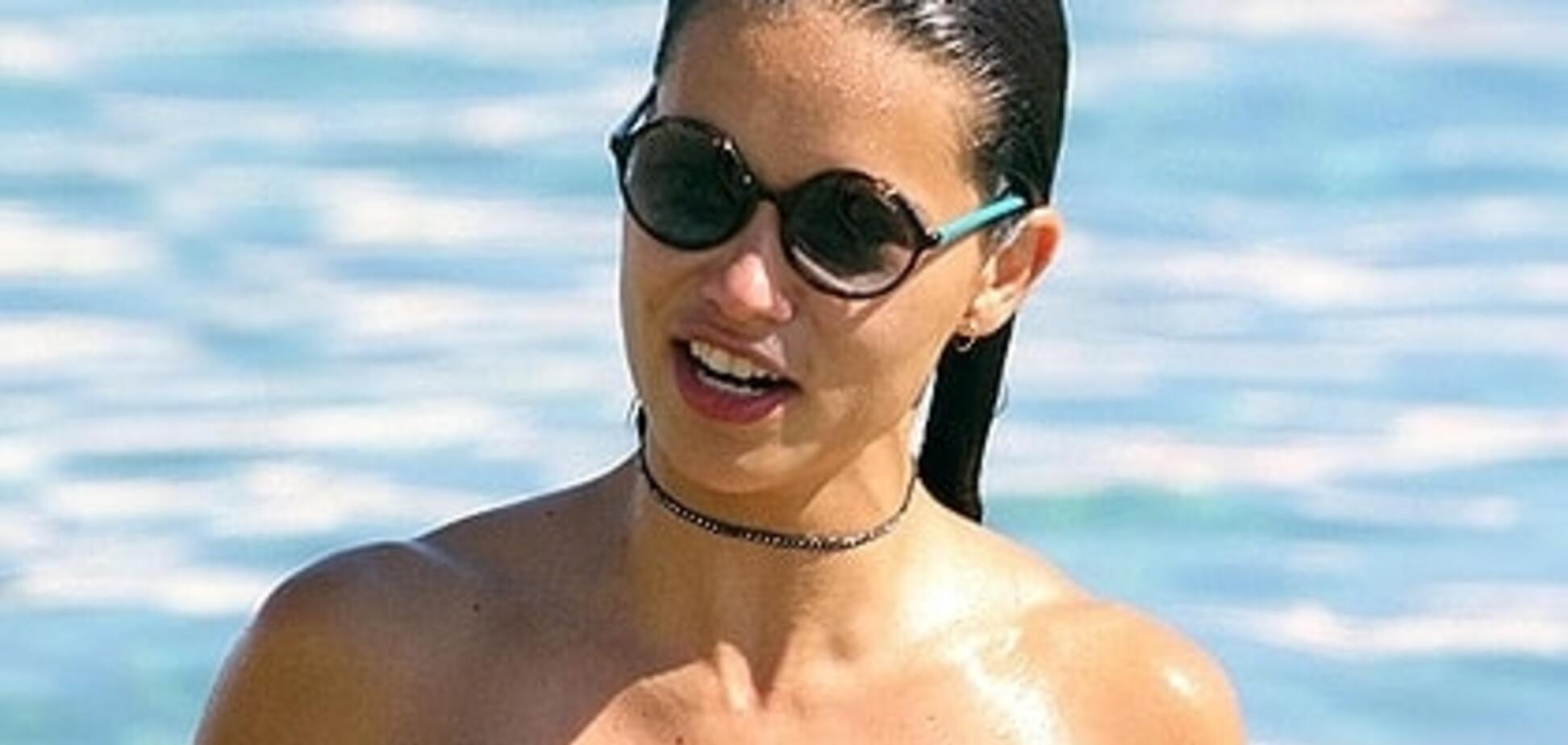 Супермодель Адриана Лима показала роскошную фигуру в бикини