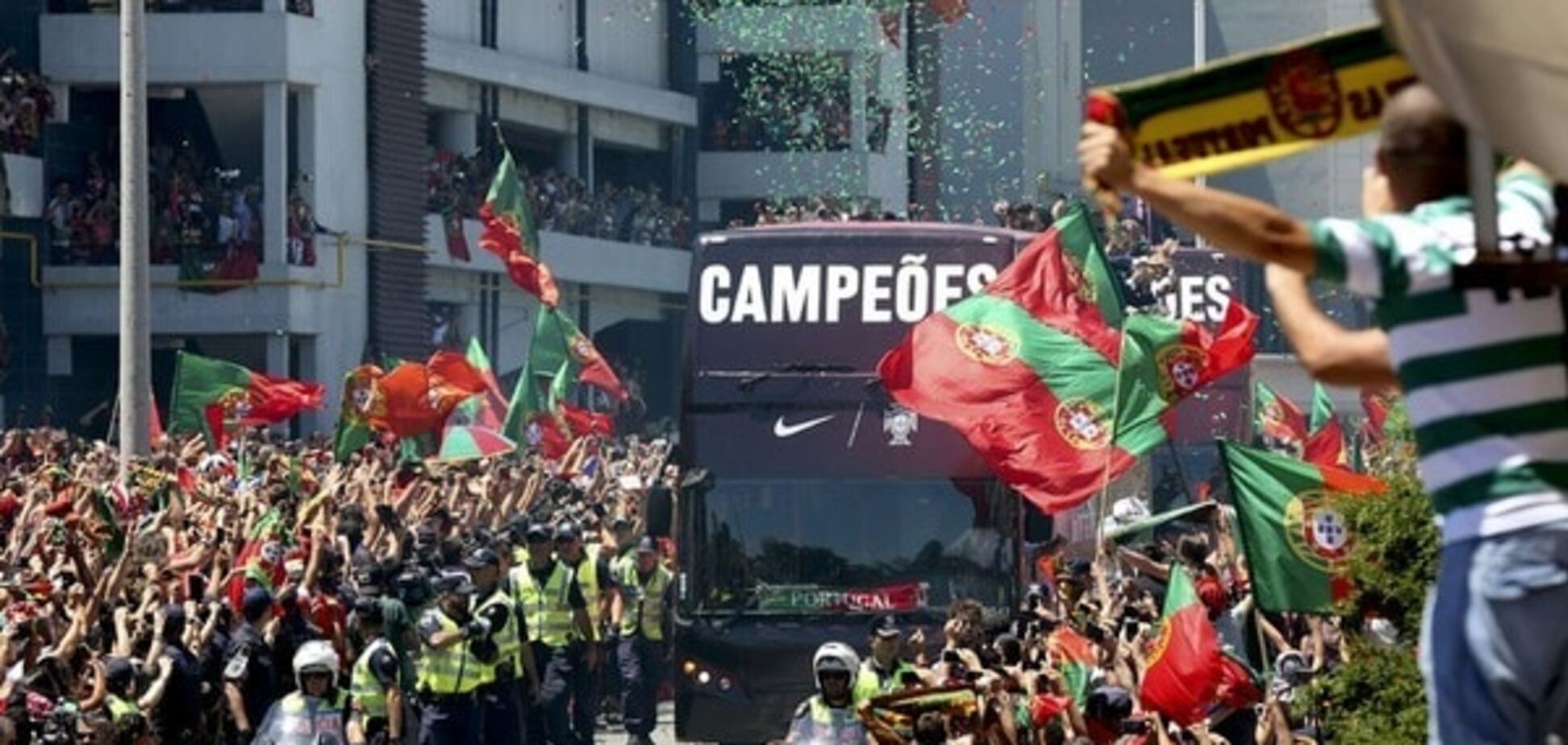 Евро-2016. Сборная Португалии вернулась с Кубком домой: эффектные кадры