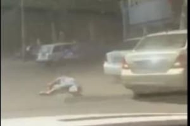 В Одессе грабители на скорости проволокли мужчину на своем авто: шокирующее видео