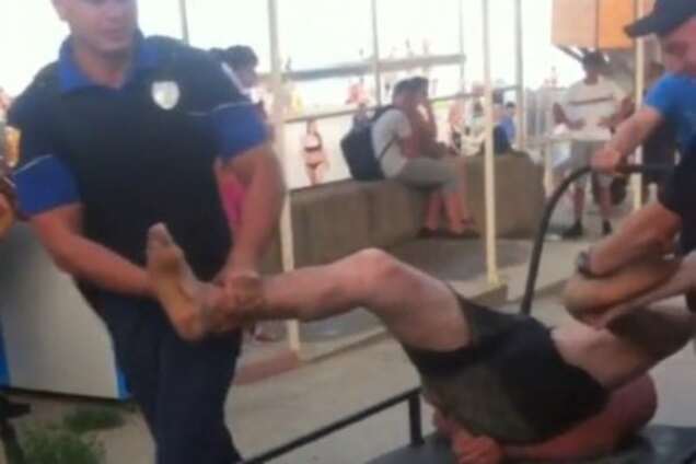 Система 'все включено': в Одессе полиция доставила пьяного нарушителя в участок на тачке. Видео