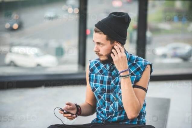 парень в наушниках