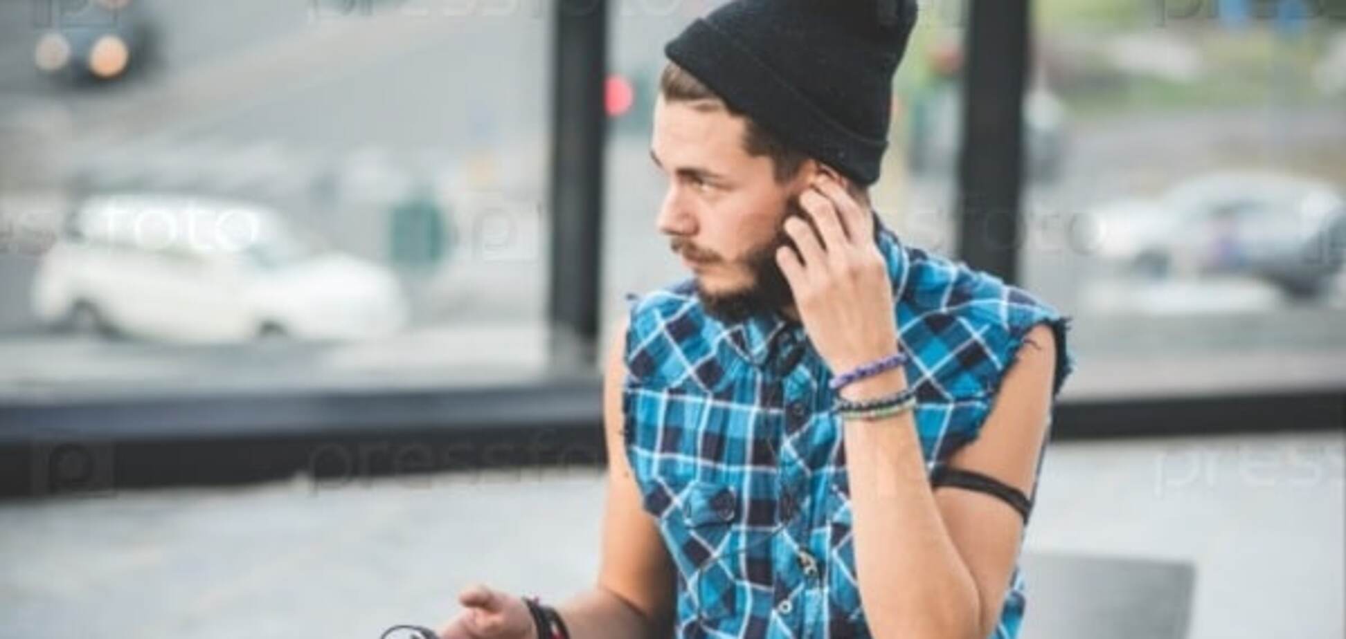 парень в наушниках