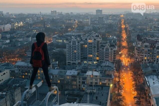 Одесские руферы покорили очередной небоскреб и показали рассвет. Фото и видео