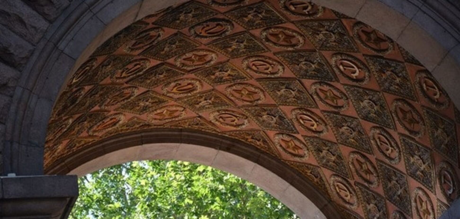 арка возле КГГА