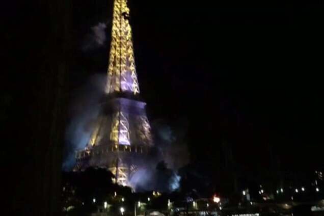 Пожар возле Эйфелевой башни