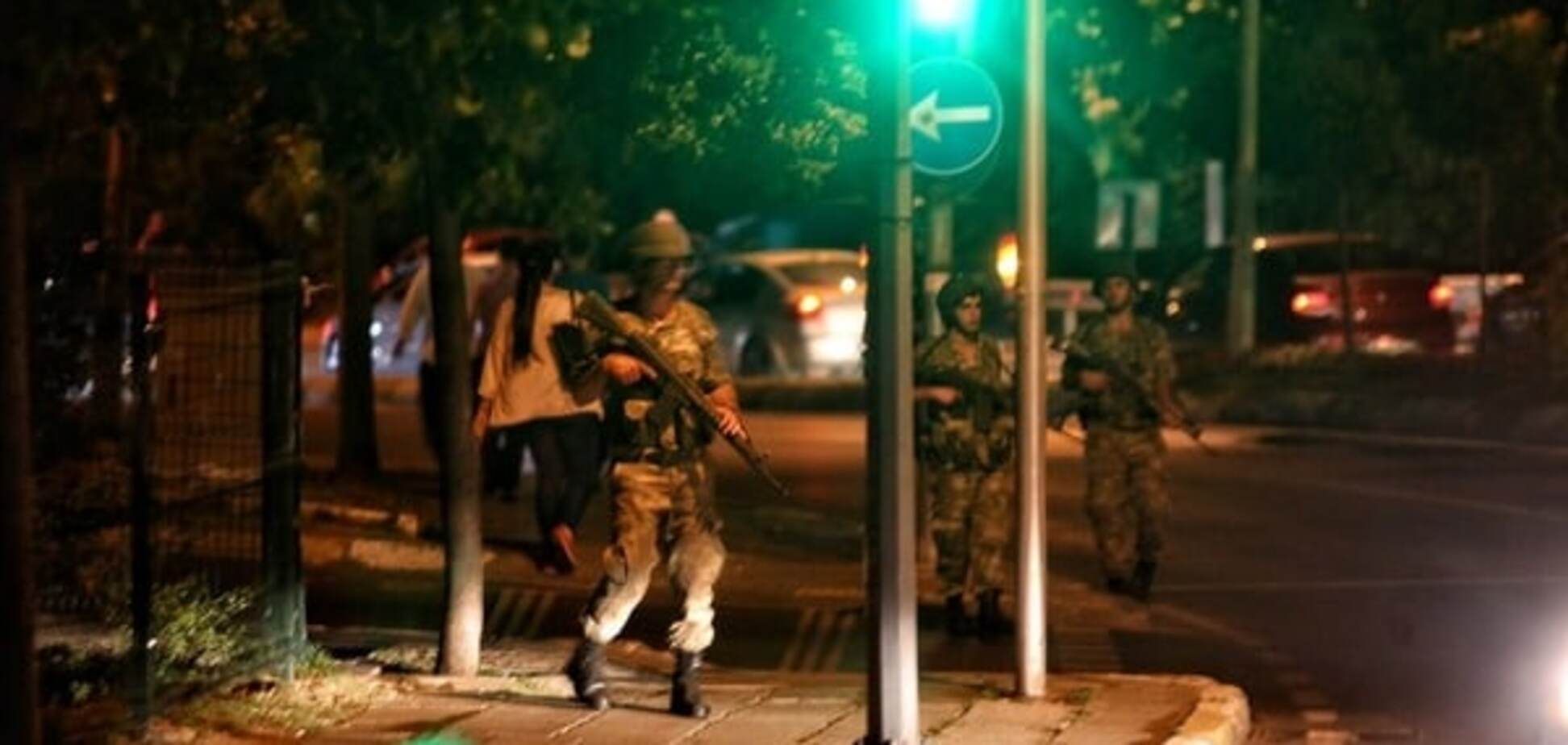 Переворот в Турции: Анкару поглотили бои, парламент окружен