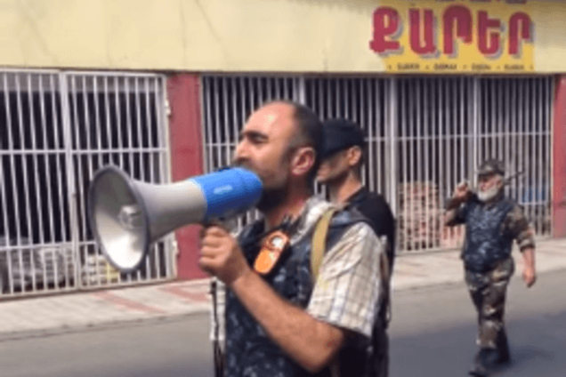 Мужчина с мегафоном