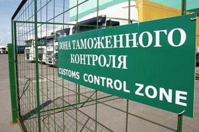 Кружляння одеських ос довкола склянки з газировкою