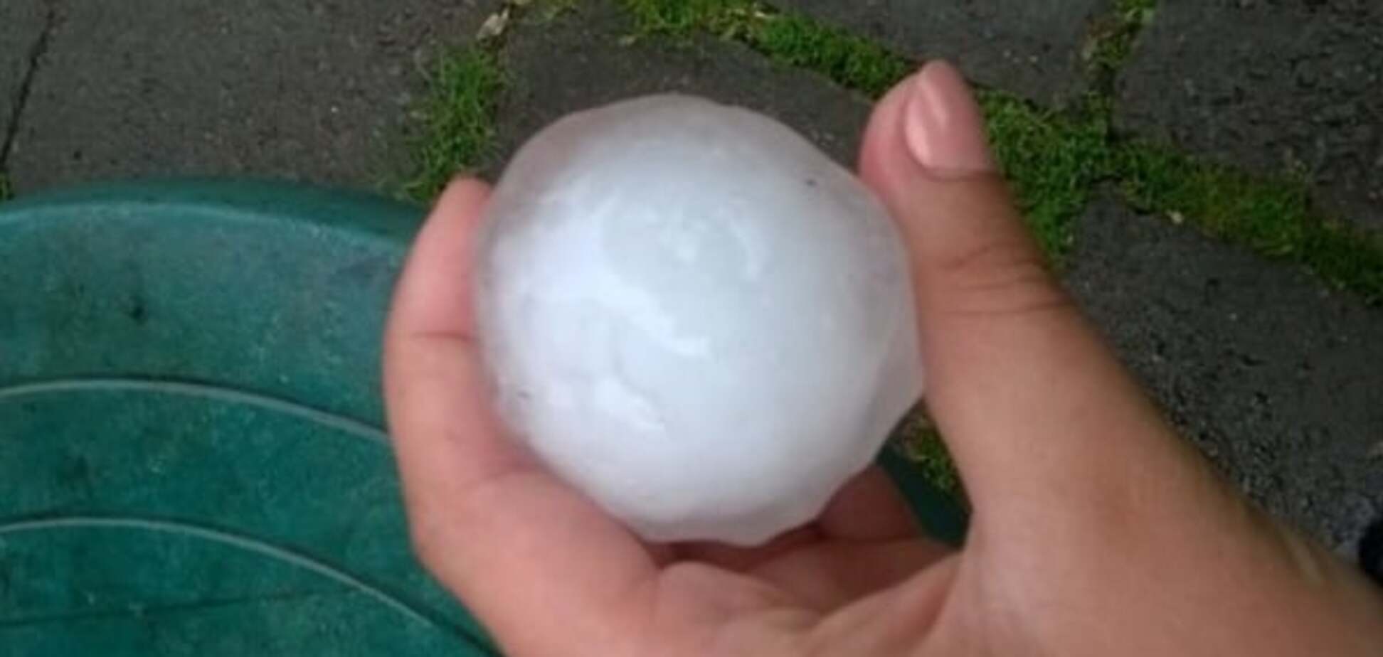 На Хмельнитчине прошел аномальный град размером с куриное яйцо. Опубликовано фото, видео