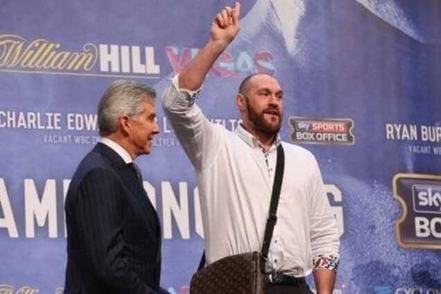 Фьюри продолжает веселить публику: фотофакт