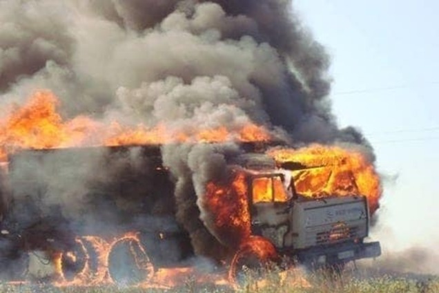 Вспыхнула вся за 2-3 мин.: херсонские волонтеры спасали загоревшуюся на трассе фуру с зерном. Фото