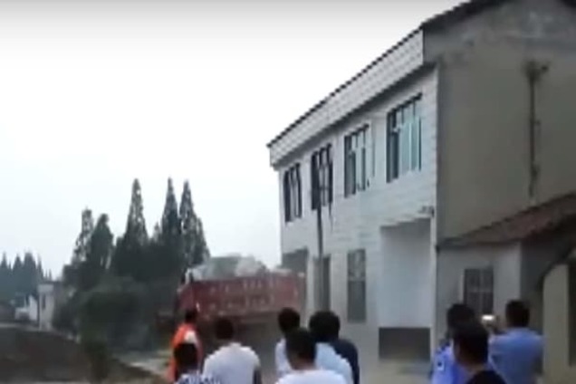 В Китае водители жертвовали своими авто, чтобы остановить наводнение. Видео