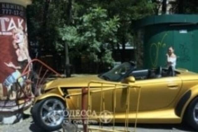 В Одессе сын экс-депутата врезался в столб на 'золотом' Chrysler. Фото