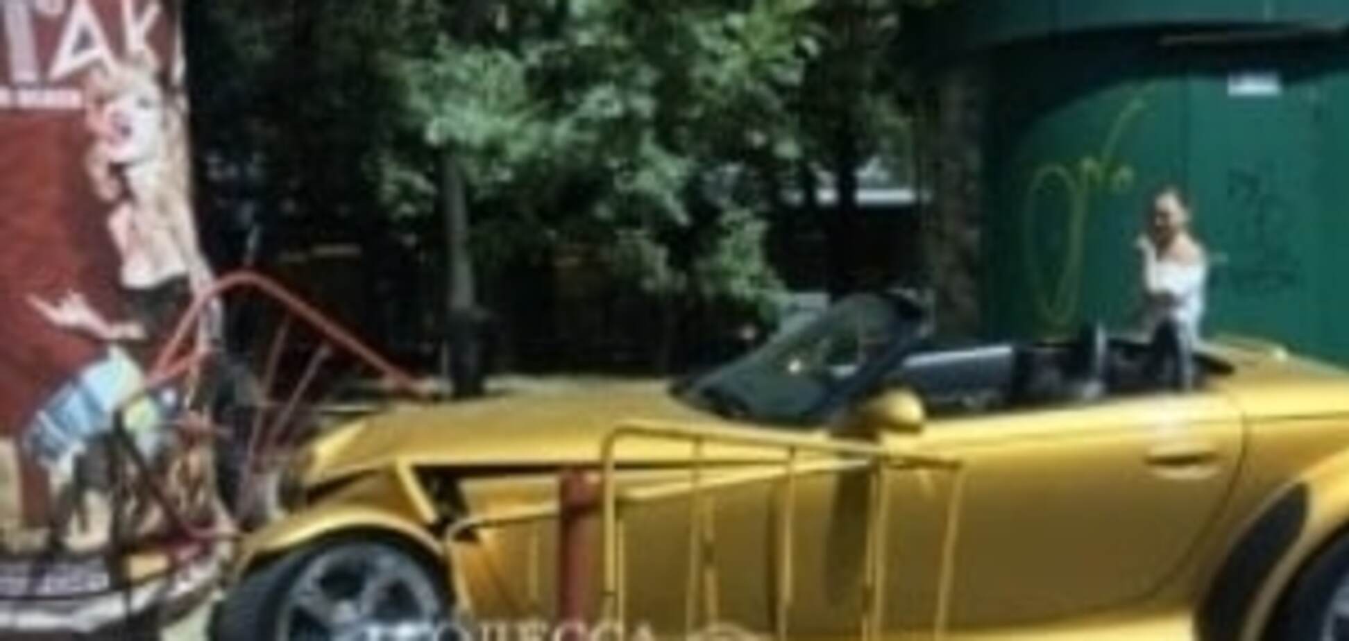 В Одессе сын экс-депутата врезался в столб на 'золотом' Chrysler. Фото