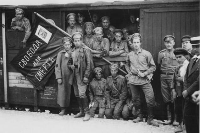 Большевики. Офицер справа - Михаил Муравьев