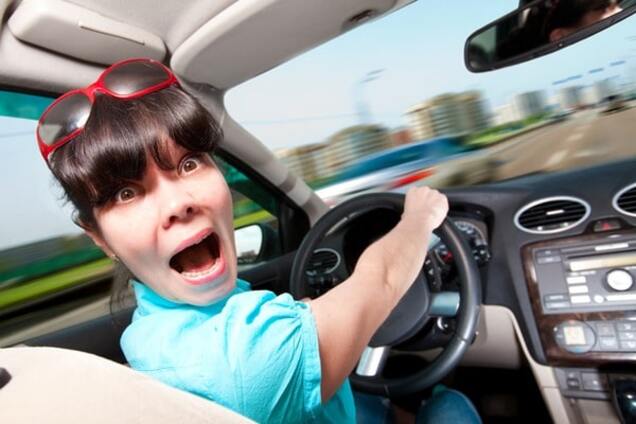 водитель за рулем скорость