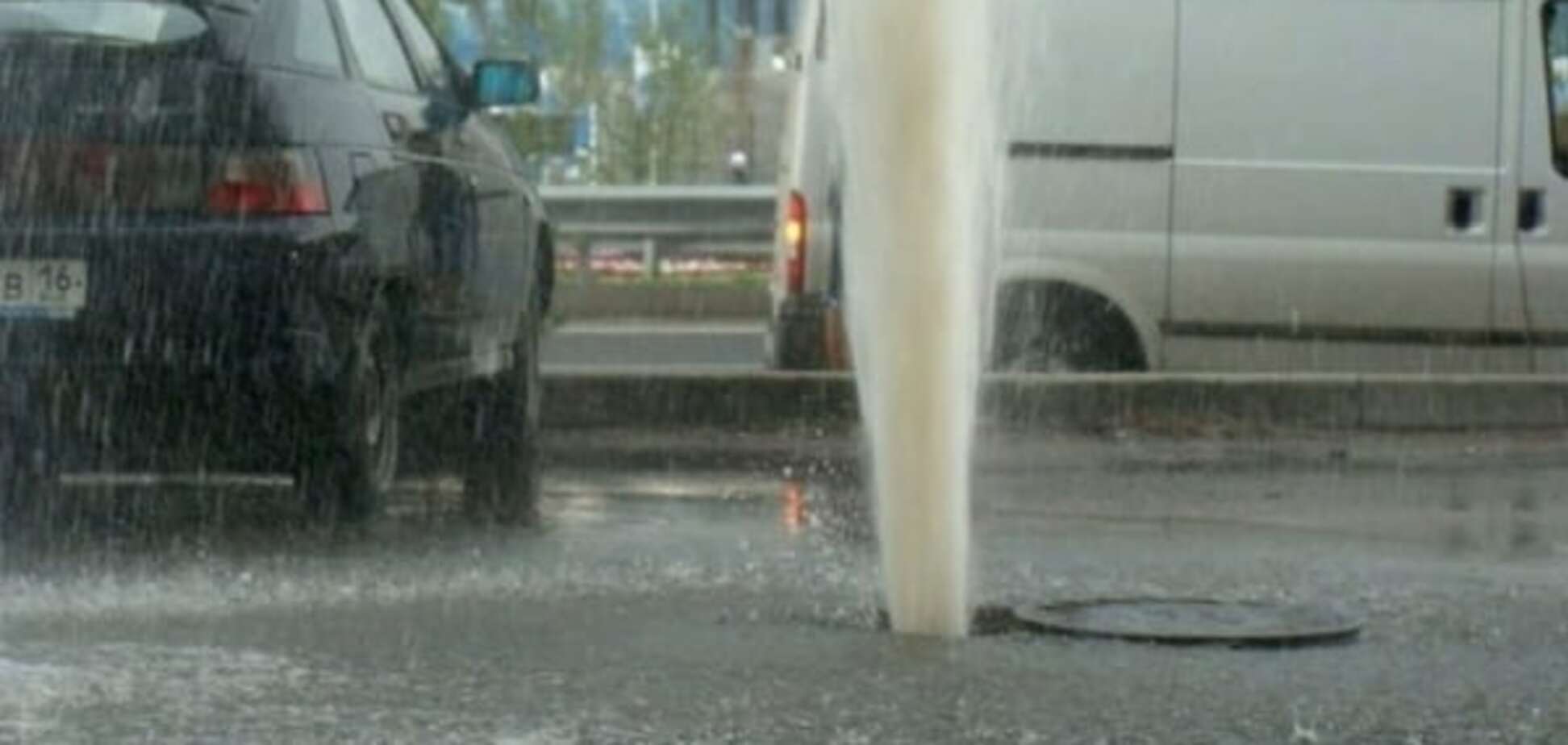 В Днепре во время ливня вода из люков возвращалась обратно. Видео