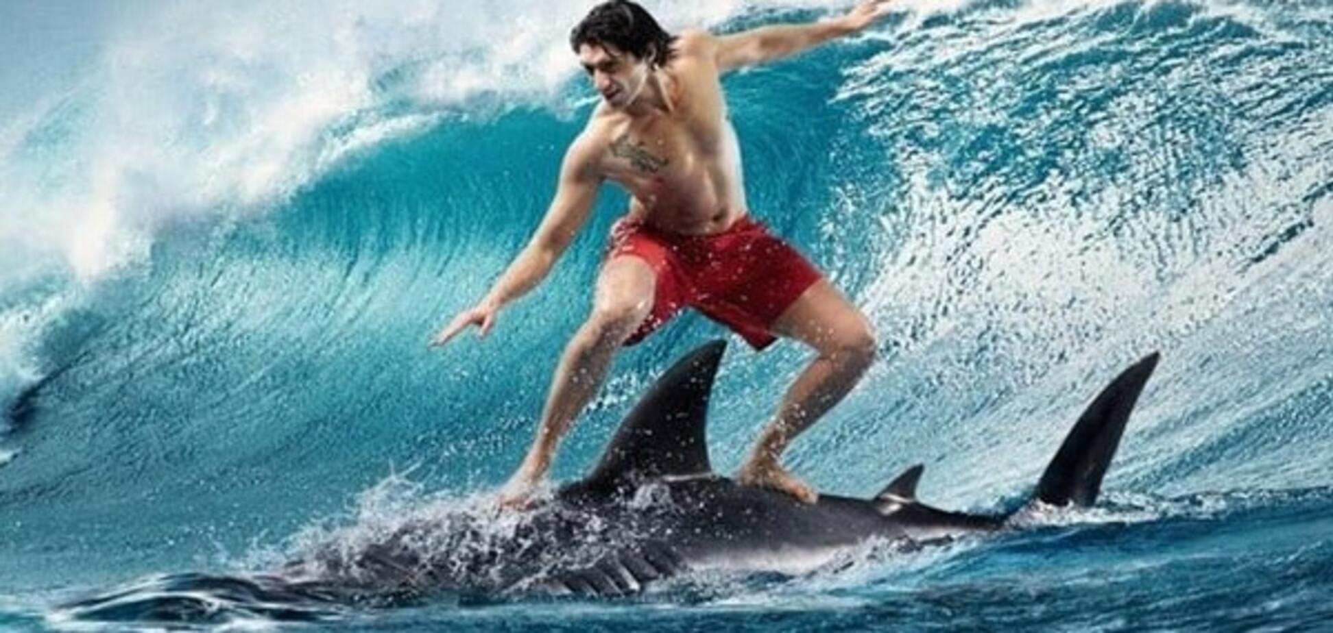 Мужчина верхом на дельфине