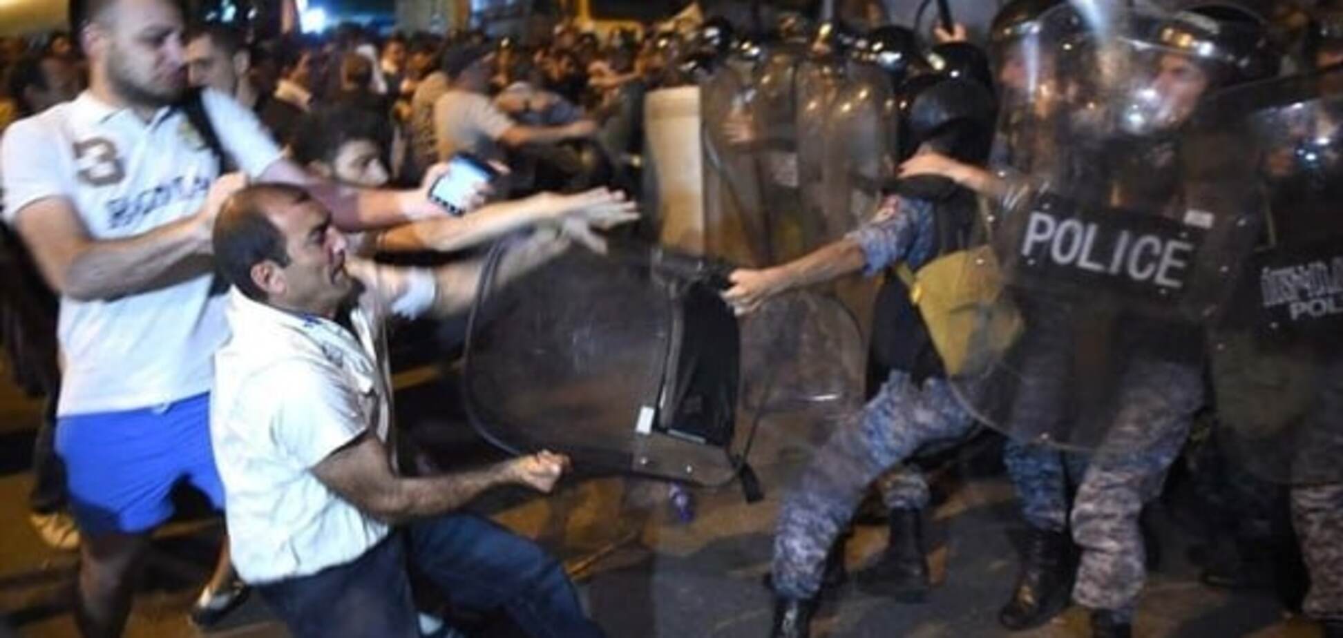 разгона митинга возле захваченного отделения полка патрульно-постовой службы