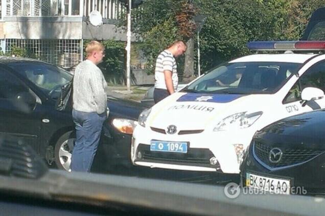 ДТП с патрульными в Киеве: полицейский Toyota Prius столкнулся с легковушкой
